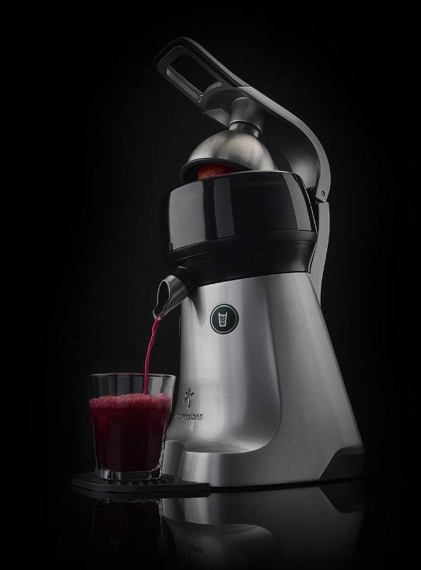 the Juicer met granaatappelsap in glas